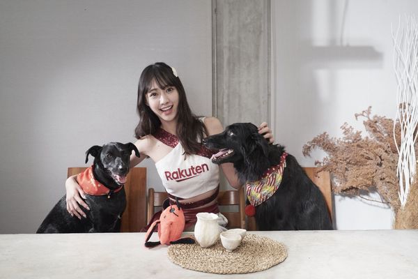 嘎琳為公益月曆日前進棚拍照。（財團法人流浪動物之家基金會提供）