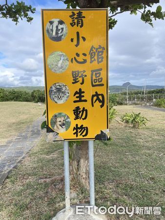 ▲告示牌底部出現一張「眼熟黑嘴黃」　臉上亮點笑噴千人：被通緝了。（圖／原PO提供）