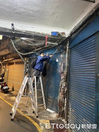 d7344394 ▲「大肚子卡水管」以為孕貓困高處 2壯丁爬梯子想救...一看傻眼了。(圖/粉專「邵柏森-虎哥救援大小事」提供)