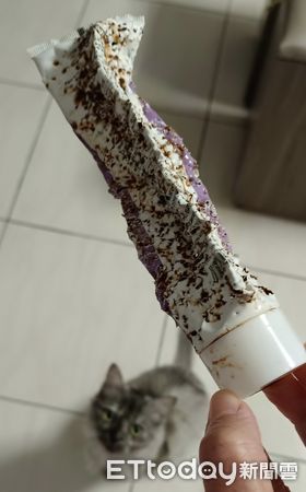 d7349010 ▲化毛膏忘記收!貪吃貓變打洞機「整條啃到見骨」 媽見殘骸傻眼了。(圖/飼主張小姐提供)