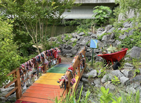彩虹橋。（圖／翻攝自Lake Lure Flowering Bridge臉書）