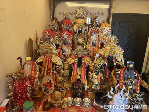 ▲30尊神像堆多一隻「金毛盜版虎爺」　主人抬頭怒喊：給我下來！ 。（圖／飼主陳夢萍提供）
