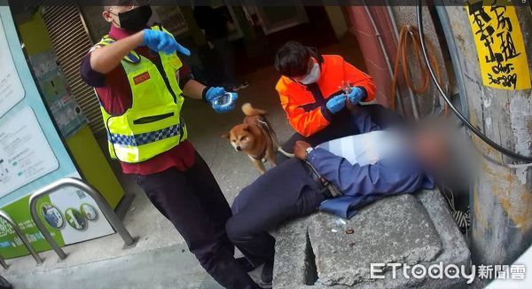 d7366113 ▲賴姓老翁在街上昏倒送醫、愛犬守護在側不離,警方熱心代為照顧忠犬。(圖/記者高堂堯翻攝,下同)
