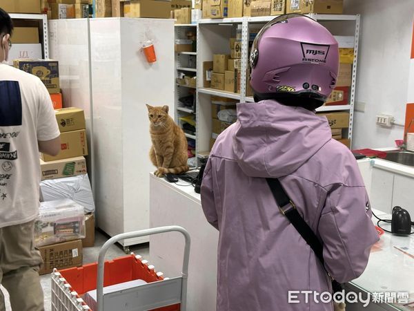 ▲蝦皮取貨驚見「店長嚴肅站台」　女客萌暈偷拍：制服直接長在身上（圖／網友派翠柯提供，請勿隨意翻拍，以免侵權。）