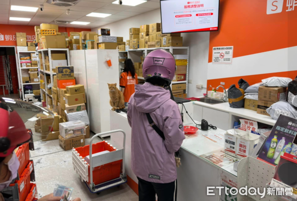 ▲蝦皮取貨驚見「店長嚴肅站台」　女客萌暈偷拍：制服直接長在身上（圖／網友派翠柯提供，請勿隨意翻拍，以免侵權。）