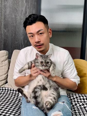 ▲「77老大」今（1日）透露愛貓「Toro」因為慢性腎衰竭病逝。（圖／翻攝自77老大臉書）