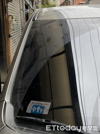 ▲▼兇手偷爬車窗留鐵證！　左方「慘摔軌跡」笑翻她：有卯咪滑倒了。（圖／網友米米提供）