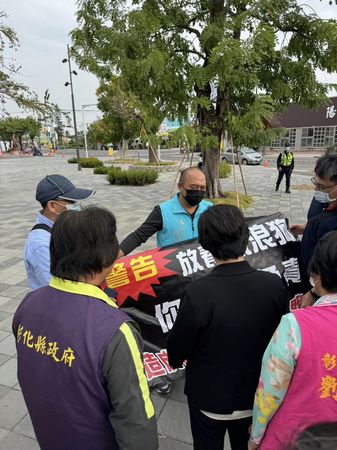 ▲田尾鄉村長攔路陳情縣長流浪狗。（圖／民眾提供）