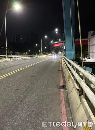 d7379998 ▲嚇壞了!「虎斑狗發抖」縮在汐止交流道橋上 他開車路過急找救援(圖/網友比比先生提供,請勿隨意翻拍,以免侵權。)