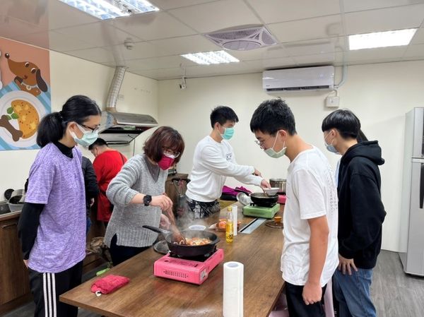 d7399160 ▲▼1215世界強化免疫日!新北動保辦「寵物鮮食課」助毛孩健康好過冬。(圖/新北市動保處提供)