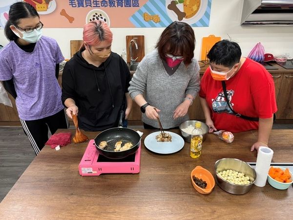 d7399162 ▲▼1215世界強化免疫日!新北動保辦「寵物鮮食課」助毛孩健康好過冬。(圖/新北市動保處提供)