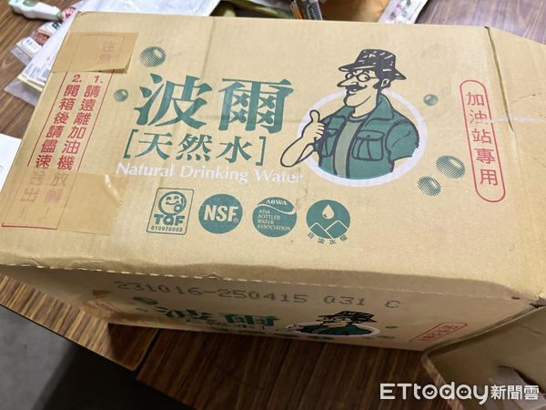 ▲▼波爾紙箱在動！她驚喜撈出「超萌美貓」　當場收編暖笑：就叫波波。（圖／飼主林小姐提供）