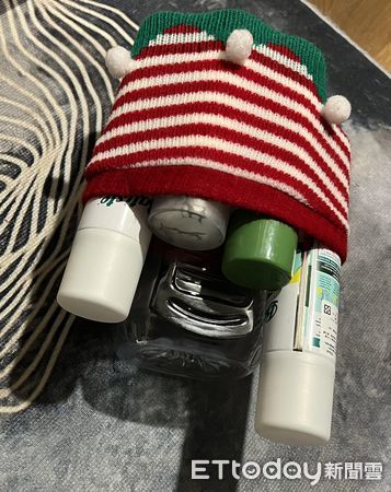 ▲準備試穿聖誕毛衣　6KG貓驚見「縮水尺寸」傻眼倒地：在開玩笑？。（圖／粉專「阿賓的自律生活」提供）