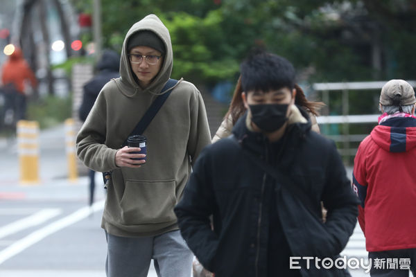d7410798 ▲21日大陸冷氣團南下,北部受寒流影響氣溫恐跌破10度。(圖/記者林敬旻攝)