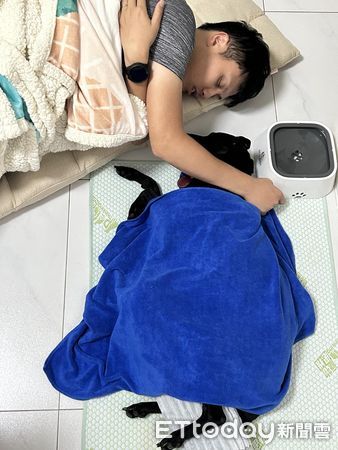 ▲▼黑犬「阿默」。（圖／Facebook＠皇曉含提供，請勿隨意翻拍，以免侵權。）