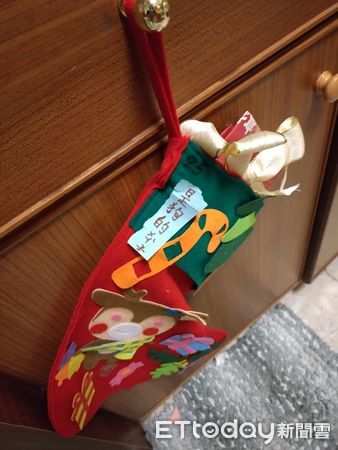 d7418076 ▲小主人掛好聖誕襪!順便註記「是狗的」 轉頭叮嚀牠們乖乖睡才有(圖/網友曾小姐提供,請勿隨意翻拍,以免侵權。)