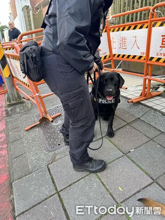 ▲▼總統政見會再登場！警犬Apple、首領出動巡查　牠上班偷皺眉萌爆。（圖／ETtoday記者提供）