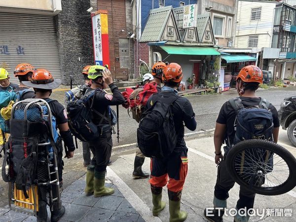 ▲搜救犬收到2大箱肉肉，捐贈者署名「THE BOYZ」（圖／新北市搜救犬隊「Ntfd-K9大埔分隊」提供）