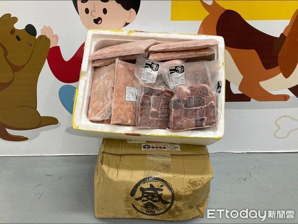 ▲搜救犬收到2大箱肉肉，捐贈者署名「THE BOYZ」（圖／新北市搜救犬隊「Ntfd-K9大埔分隊」提供）
