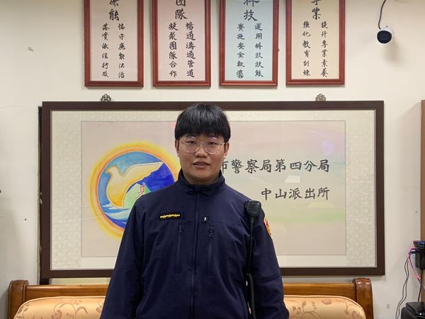 d7422851 ▲小柴犬迷路被送到派出所 聽見熟悉聲音「大喊金金」秒興奮討抱抱。(圖/翻攝自Facebook/基隆警馨雲)