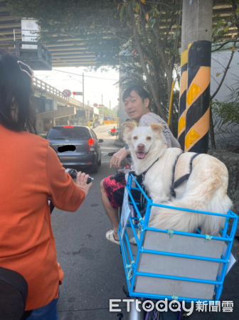 d7431906 ▲開心騎腳踏車「人狗回眸燦笑」表情神同步 媽秒融化:難怪是父子(圖/網友小德媽媽提供,請勿隨意翻拍,以免侵權。)