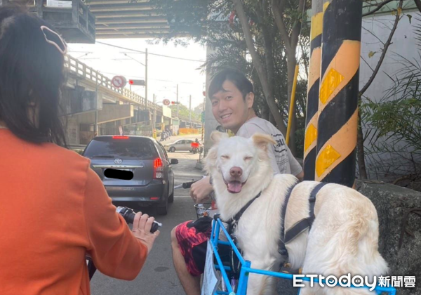 d7431908 ▲開心騎腳踏車「人狗回眸燦笑」表情神同步 媽秒融化:難怪是父子(圖/網友小德媽媽提供,請勿隨意翻拍,以免侵權。)