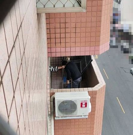 ▲楠梓區驚傳虐狗！黑衣男持棍「陽台猛抽打犬隻」　慘叫聲嚇壞住戶。（圖／翻攝自Instagram／kaohsiungtien）