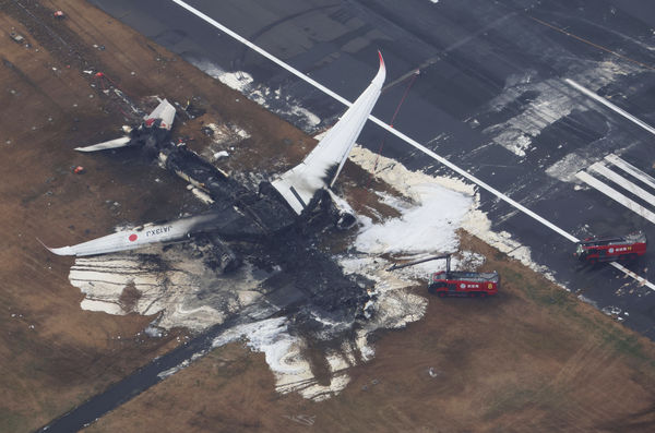 d7434303 ▲▼日本航空JAL516在羽田機場與海保機相撞。(圖/達志影像/美聯社)