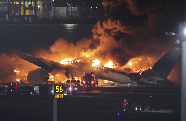 d7434796 ▲▼羽田機場2日發生日本航空班機與海上保安廳飛機相撞事故。日航、海保機。(圖/達志影像/美聯社)