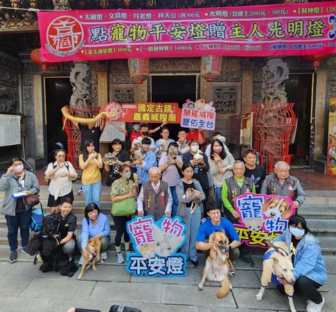 ▲▼全台最佛寺廟！幫寵物點平安燈「送主人光明燈」　有人抱烏龜祈福（圖／翻攝自Facebook／嘉義城隍廟）