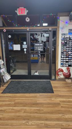 d7437607 貓咪一早到甜甜圈店排隊。(圖/翻攝自臉書@Chickenbutt Donuts)