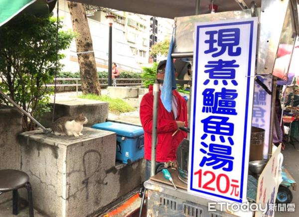 ▲聞香而來！貓星人默默排隊等「現煮鱸魚湯」　老闆笑：牠天天來（圖／網友葉小姐提供，請勿隨意翻拍，以免侵權。）