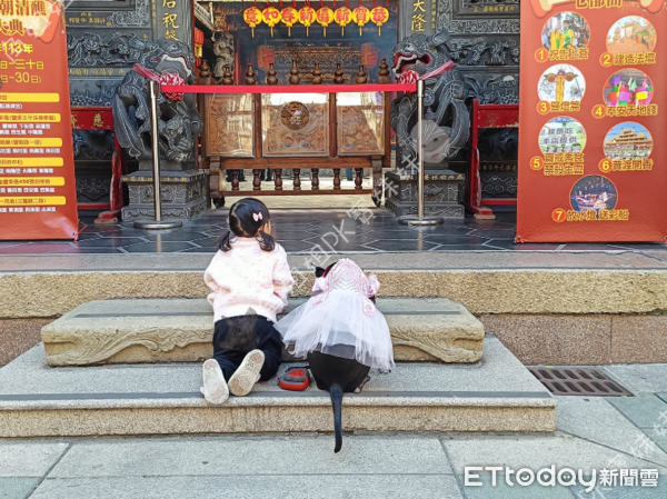 ▲「公主黑狗汪」陪妹妹廟裡拜拜求平安！媽驚呆：跪得好虔誠（圖／粉專「角姐姐pk寶妹妹」提供，請勿隨意翻拍，以免侵權。）