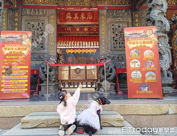 ▲「公主黑狗汪」陪妹妹廟裡拜拜求平安！媽驚呆：跪得好虔誠（圖／粉專「角姐姐pk寶妹妹」提供，請勿隨意翻拍，以免侵權。）