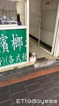 d7462066 ▲正港「檳榔西施」趴門口招攬客人 眼神朦朧美+中分:緊來喔~(圖/網友Wendy提供,請勿隨意翻拍,以免侵權。)