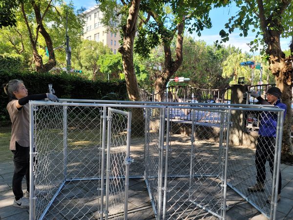 d7463746 ▲▼世界愛犬聯盟捐贈20組「移動式犬舍」 助新北動保提升收容效能。(圖/新北市動保處提供)