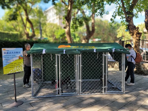 d7463747 ▲▼世界愛犬聯盟捐贈20組「移動式犬舍」 助新北動保提升收容效能。(圖/新北市動保處提供)