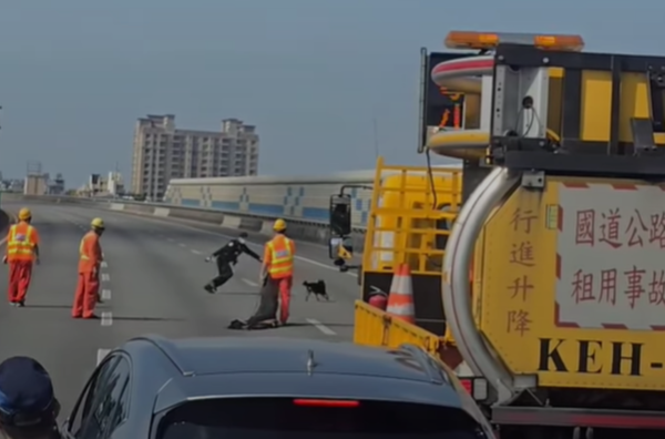 d7962957 ▲國道2號驚見「黑柴趴趴走」 開心跟警察叔叔玩你追我跑:抓不到(圖/翻攝自Facebook/爆料公社)