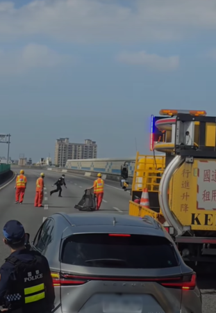 d7962972 ▲國道2號驚見「黑柴趴趴走」 開心跟警察叔叔玩你追我跑:抓不到(圖/翻攝自Facebook/爆料公社)