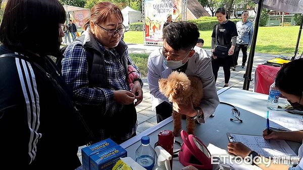 d7976923 新北毛寶貝耶誕趴登場「素還真與萌犬同台飆戲」 辦寵物卡享好康(圖/新北動保處提供)