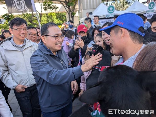 d7976930 新北毛寶貝耶誕趴登場「素還真與萌犬同台飆戲」 辦寵物卡享好康(圖/新北動保處提供)