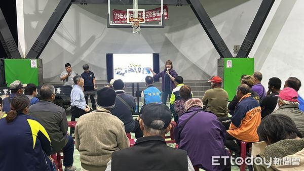 d7982170 ▲▼架設引導布,遮住周邊環境避免黑熊盲目亂竄,達古阿里、阿里曼.西肯先後奔返山林。(圖/記者王兆麟翻攝,下同)