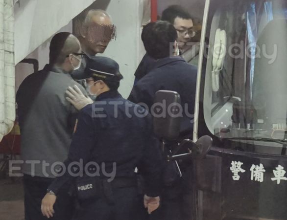 d8036871 ▲▼被指為虐貓慣犯的趙育慶(後右1)被羈押至今,8日出庭請求交保,但繳不出法官裁定的18萬元保證金而還押。(圖/記者黃哲民攝)