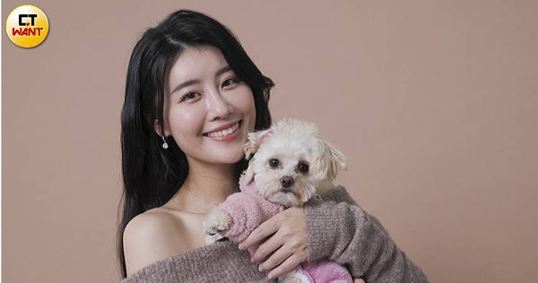 多虧愛犬「咖妹醬」來到家裡，才讓林真亦走出痛失愛犬的背傷。（圖／楊澍攝）
