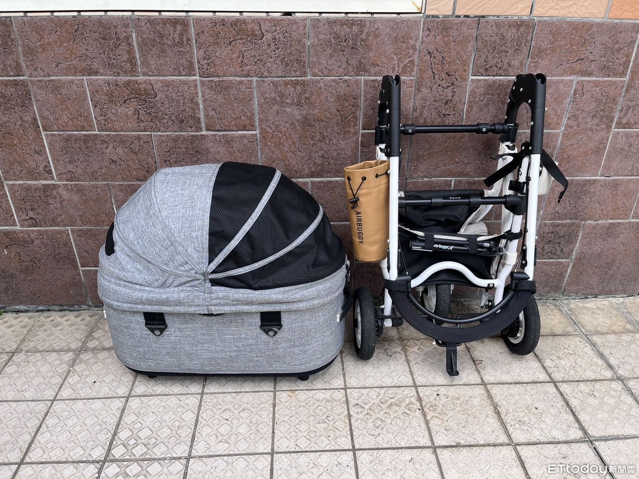 ▲Vicky提到，為了能帶貓出門跟返鄉，平時會把推車籃子打開放家裡，先讓2隻貓進去習慣籃子的存在。（圖／飼主Vicky提供）