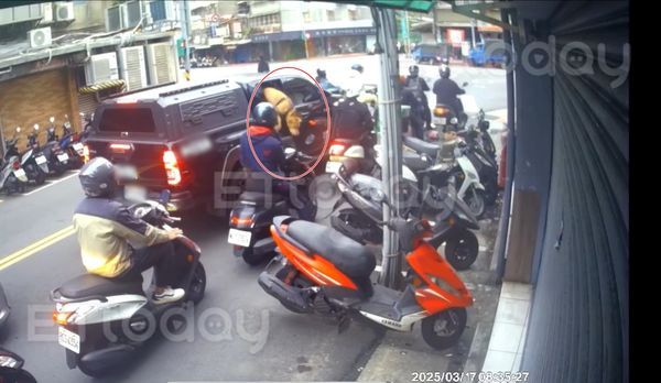d8129289-1 ▲▼北市一隻比特犬3月6號才自行開車窗咬騎士,今同一隻比特犬又再度犯案。(圖/記者黃彥傑翻攝)