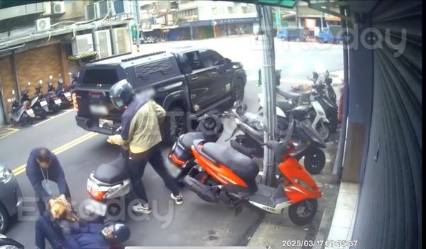 d8129301 ▲▼北市一隻比特犬3月6號才自行開車窗咬騎士,今同一隻比特犬又再度犯案。(圖/記者黃彥傑翻攝)