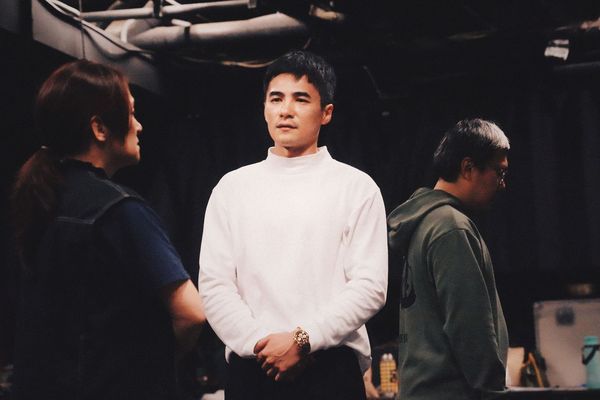 d8145624 是元介正在排演個人第一場音樂劇,而且是個黑化的角色。(故事工廠提供)