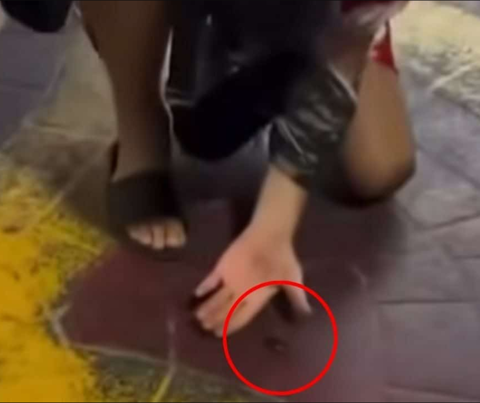 ▲▼他頭頂「寵物蟑螂」逛街！泰國阿姨太熱心　下秒伸手彈飛。（圖／Facebook／翻攝自อีซ้อขยี้ข่าว）