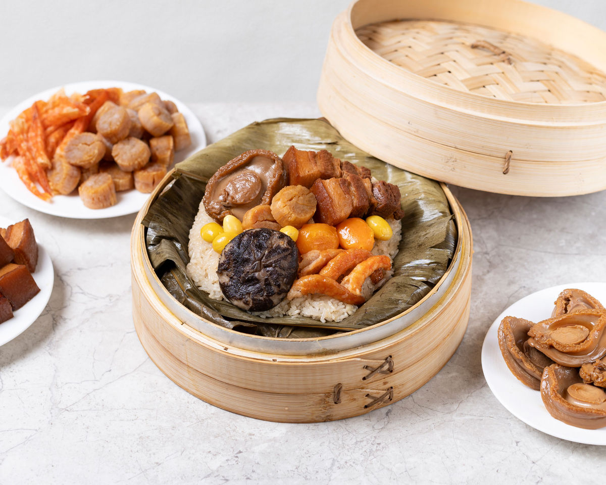 ▲▼豪華荷香粽為飯店開幕以來的鎮店招牌，嚴選台灣溫體黑豚五花腩，搭配紅燒極品鮑魚，北海道干貝等山海珍饈，以獨門陳年老滷汁燉煮入味，荷葉包裹蒸製使粽香濃郁、層次豐富。。（圖／記者潘姿吟攝）